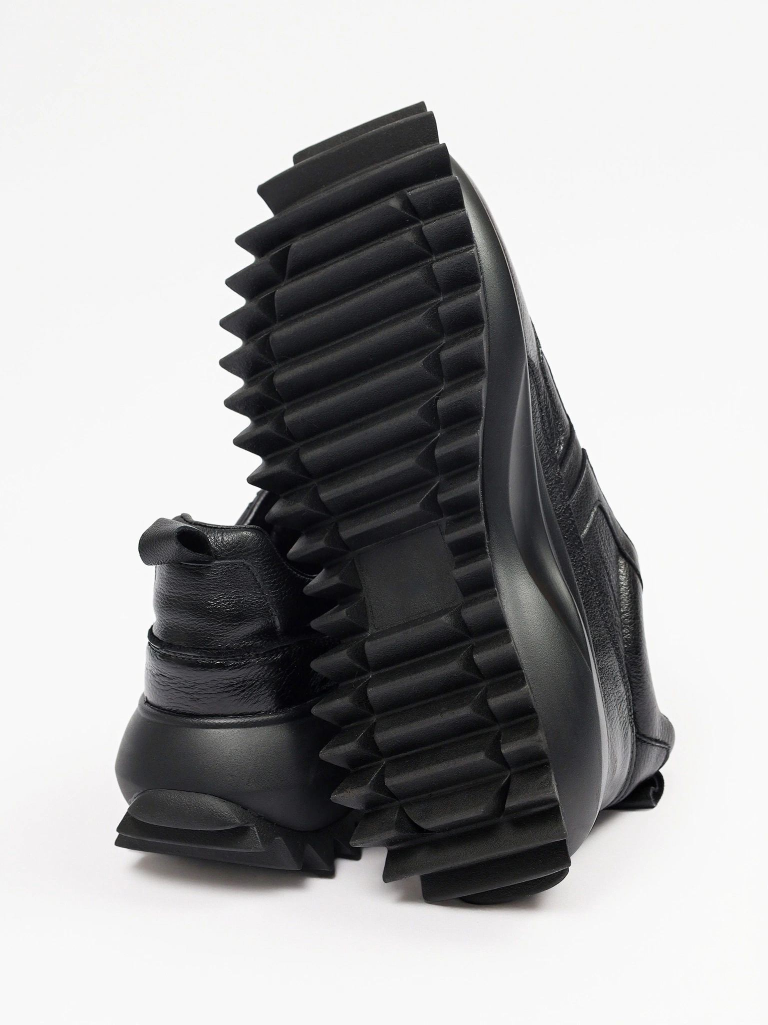 Кроссовки черного цвета на объемной рельефной подошве